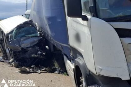 3 fallecidos en la colisión entre una furgoneta y un camión en la N-122, en Zaragoza