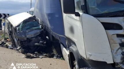 3 fallecidos en la colisión entre una furgoneta y un camión en la N-122, en Zaragoza