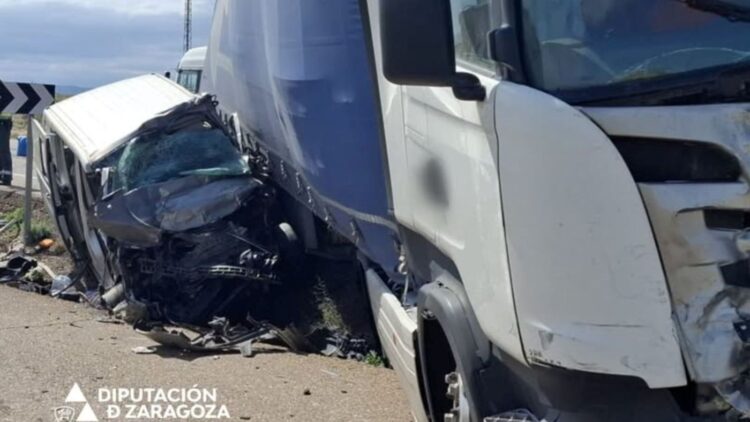 3 fallecidos en la colisión entre una furgoneta y un camión en la N-122, en Zaragoza