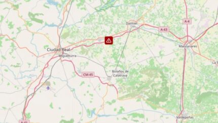 Cortada la A-43 en Torralba de Calatrava por el incendio de un camión cargado de paja
