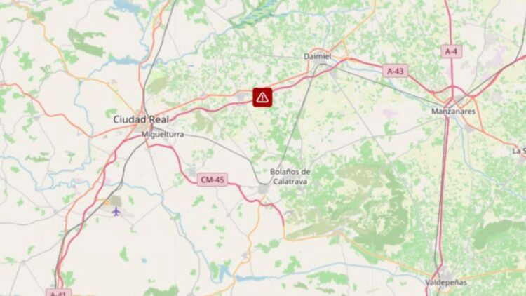 Cortada la A-43 en Torralba de Calatrava por el incendio de un camión cargado de paja