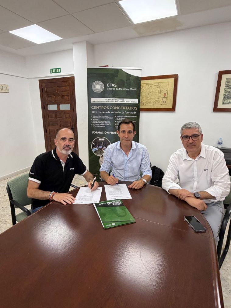De izquierda a derecha: Ramón Maya, director de Servicio de Case IH y New Holland Iberia; Pedro Barahona Oviedo, director general de EFAS; y Agustí Garcia, responsable de formación técnica de Case IH y New Holland Iberia.