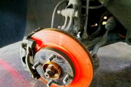 Disco de freno sobrecalentado al rojo vivo durante una frenada intensa.