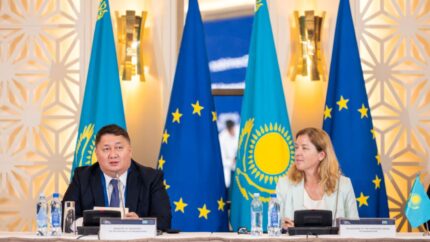 La UE y Kazajstán refuerzan su cooperación en el Corredor de Transporte Transcaspiano