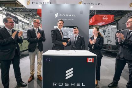 Daimler Truck y Roshel sellan una colaboración estratégica en Eurosatory 2026 París. Fotos