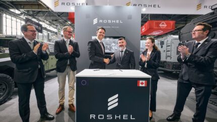 Daimler Truck y Roshel sellan una colaboración estratégica en Eurosatory 2026 París. Fotos