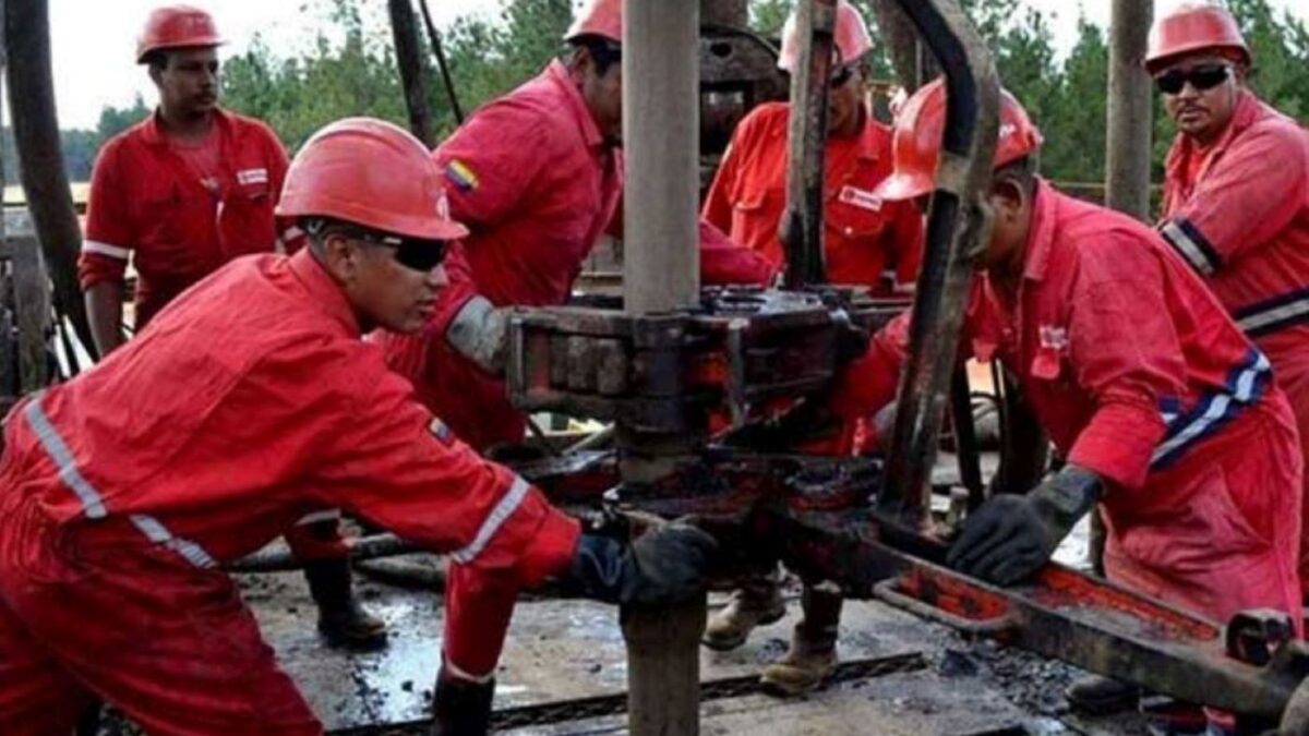 El precio del petróleo cae, pero el Estrecho de Ormuz se mantiene estancado. Opinión. Foto de archivo El precio del petróleo cae, pero el Estrecho de Ormuz se mantiene estancado. Opinión