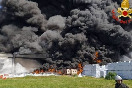 Incendio de un almacén de plásticos en Italia. Vídeo