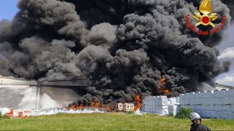 Incendio de un almacén de plásticos en Italia. Vídeo