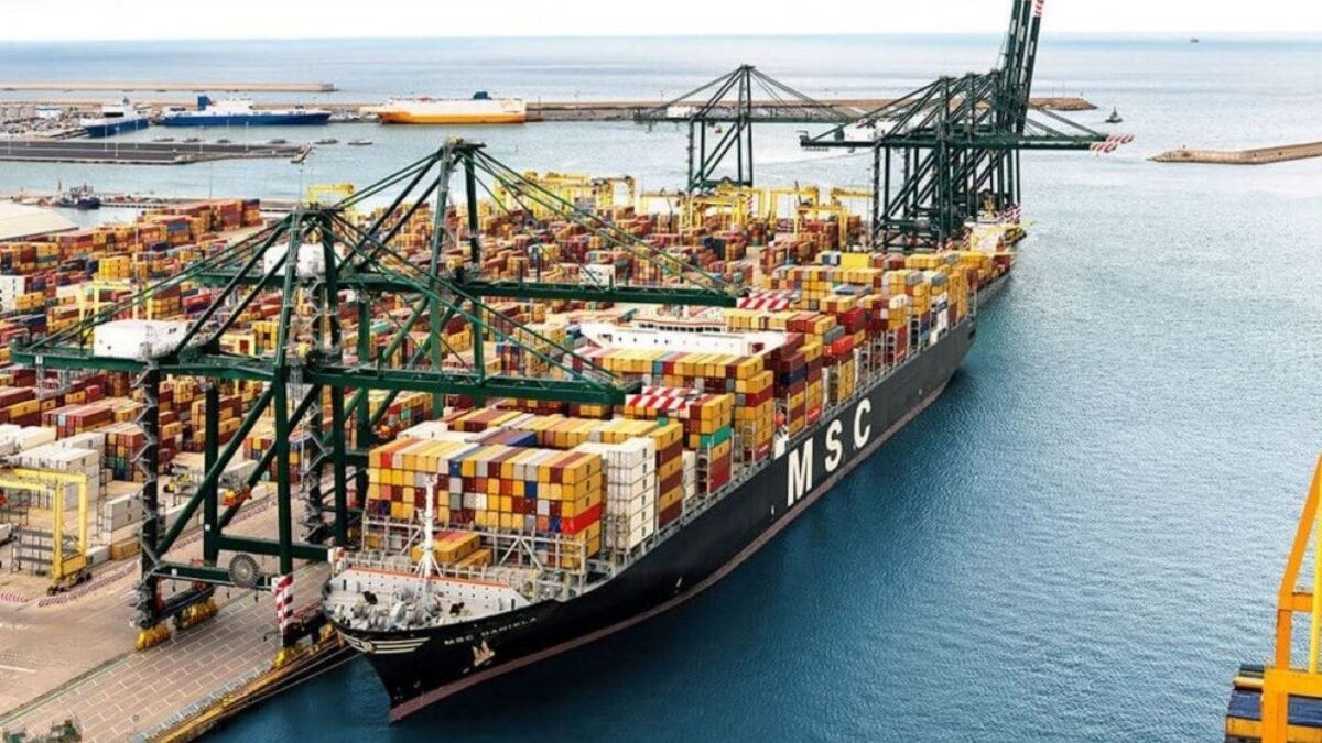 MSC niega que quiera comprar Hapag-Lloyd. Opinión. Foto de archivo MSC niega que quiera comprar Hapag-Lloyd. Opinión