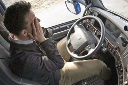 Más del 60 % de los camioneros y el 66 % de los conductores de autobús admiten conducir fatigados