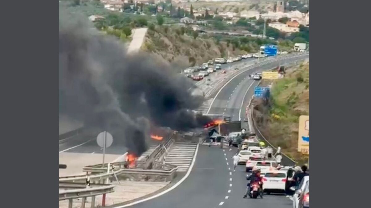 Foto: @Asvogra Reabierta parcialmente la A-92 en Alfacar tras el accidente entre dos camiones