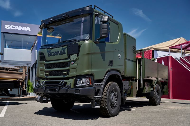El camión híbrido Scania para vehículos comerciales ligeros se exhibió en Eurosatory 2026.