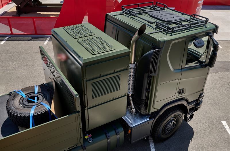 Camión híbrido Scania con plataforma de energía móvil para aplicaciones de defensa.