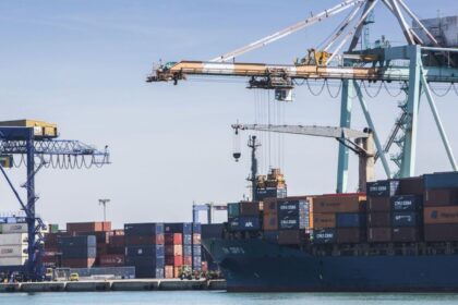 Valenciaport mantiene el tráfico de contenedores pese al descenso de los graneles