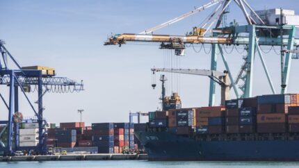 Valenciaport mantiene el tráfico de contenedores pese al descenso de los graneles