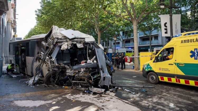40 heridos, 4 de ellos graves, en el accidente de un autocar en Lleida. Vídeo