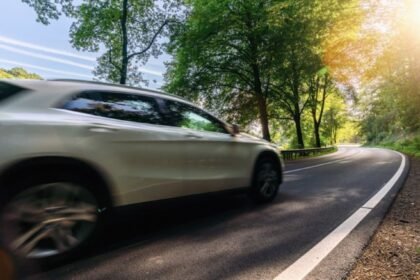 6 consejos para conducir con seguridad y proteger el vehículo durante los meses de más calor