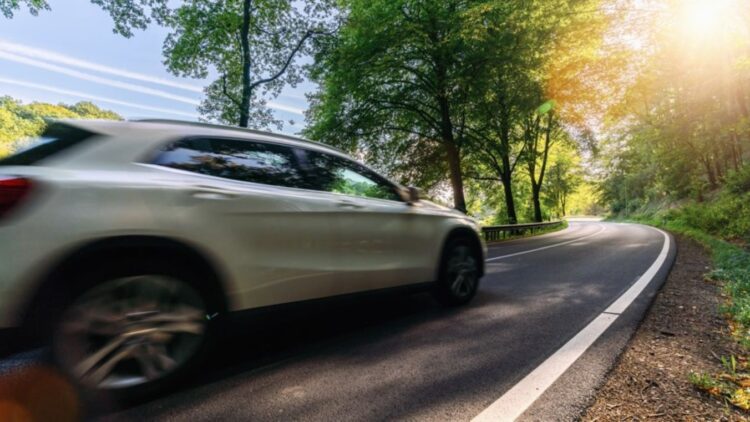 6 consejos para conducir con seguridad y proteger el vehículo durante los meses de más calor