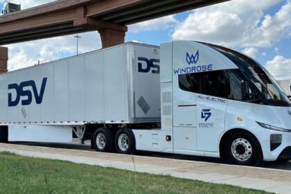 DSV introduce camiones eléctricos en el corredor de carga Texas-México