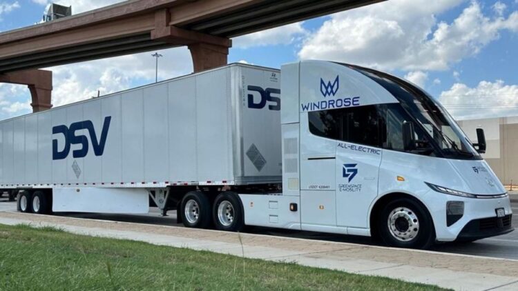 DSV introduce camiones eléctricos en el corredor de carga Texas-México