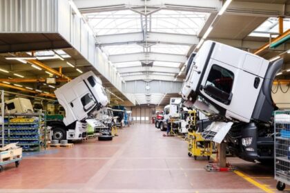 Daimler Truck retira del mercado más de 131.000 camiones por un problema de seguridad en la batería