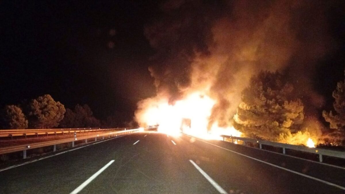 Dos camiones arden tras un accidente en la AP-2