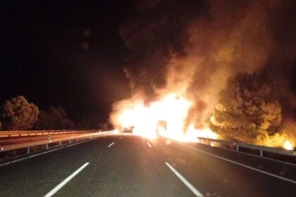 Dos camiones arden tras un accidente en la AP-2