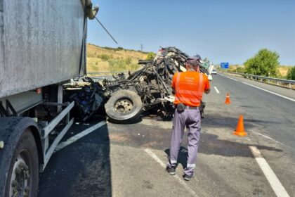 Dos heridos y cortada la AP-68 en Lodosa por una colisión entre dos camiones