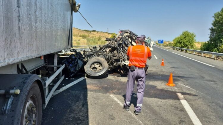 Dos heridos y cortada la AP-68 en Lodosa por una colisión entre dos camiones