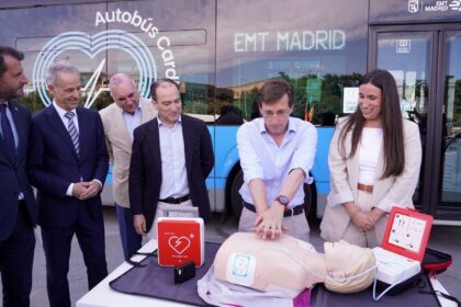 El Ayuntamiento de Madrid instala desfibriladores en toda la flota de autobuses municipales