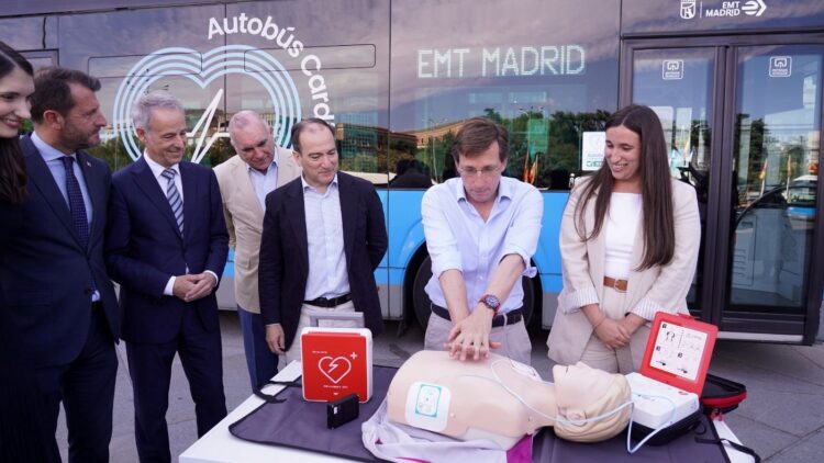 El Ayuntamiento de Madrid instala desfibriladores en toda la flota de autobuses municipales