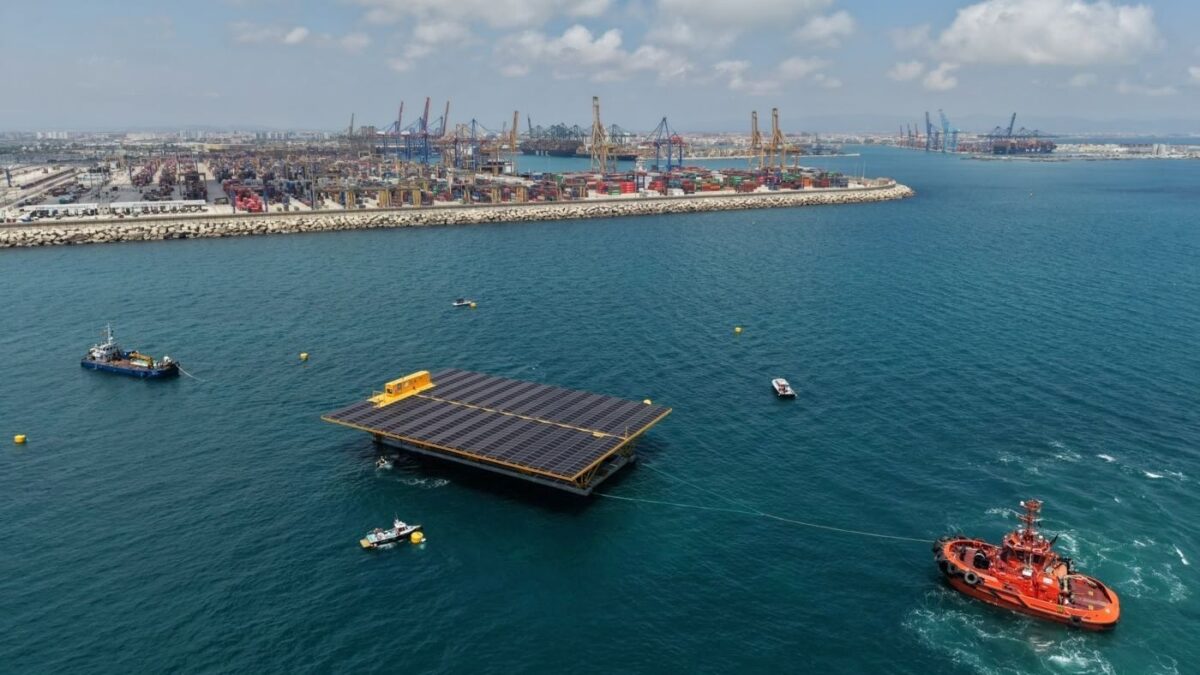 El Puerto de Valencia recibe la primera plataforma solar marina de España. Foto: Valenciaport El Puerto de Valencia recibe la primera plataforma solar marina de España