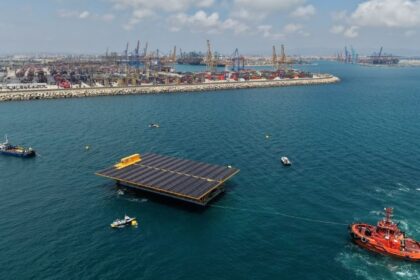 El Puerto de Valencia recibe la primera plataforma solar marina de España