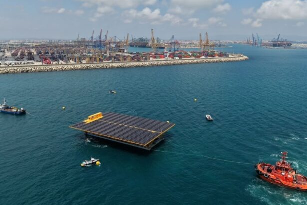El Puerto de Valencia recibe la primera plataforma solar marina de España