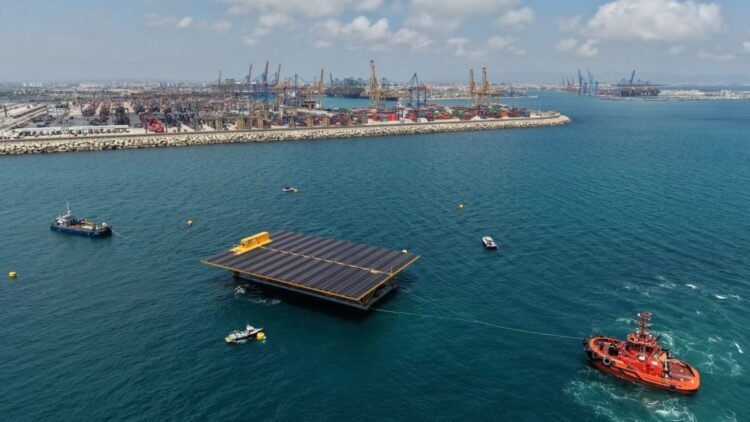 El Puerto de Valencia recibe la primera plataforma solar marina de España