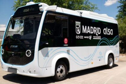 El primer autobús autónomo y a demanda de España ya opera en Mercamadrid