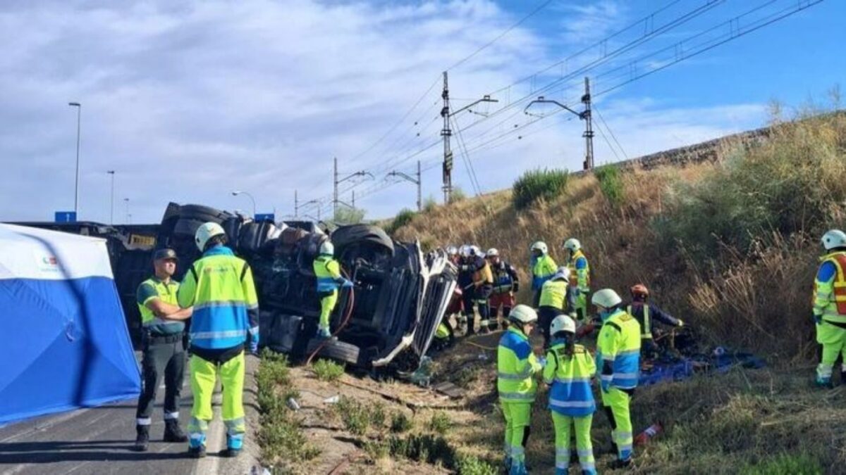 Herido grave un camionero al volcar con su vehículo en la A-6, en Las Rozas. Foto: @112cmadrid Herido grave un camionero al volcar con su vehículo en la A-6, en Las Rozas