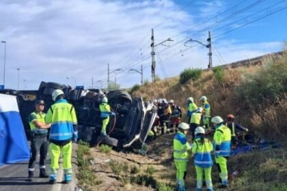 Herido grave un camionero al volcar con su vehículo en la A-6, en Las Rozas
