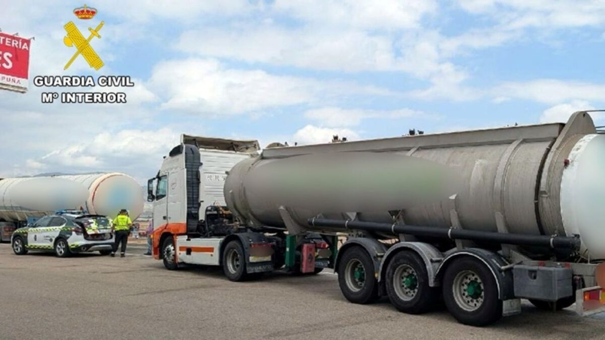 Investigado un camionero que transportaba mercancías peligrosas por sextuplicar la tasa de alcohol. Foto: Guardia Civil Investigado un camionero que transportaba mercancías peligrosas por sextuplicar la tasa de alcohol