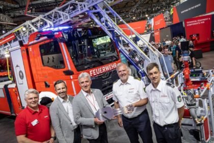 Los bomberos estrenan el primer camión eléctrico. Fotos