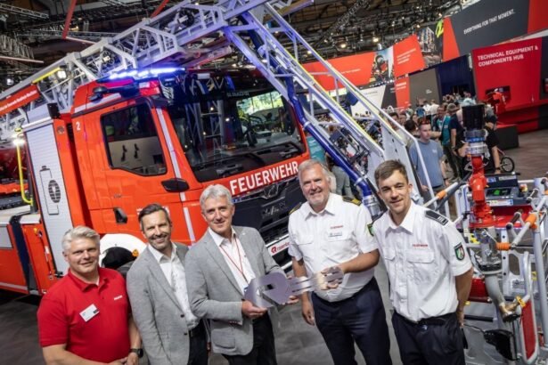 Los bomberos estrenan el primer camión eléctrico. Fotos