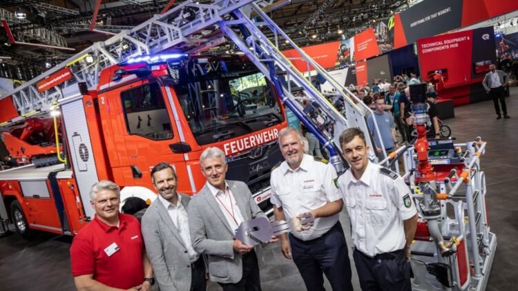 Los bomberos estrenan el primer camión eléctrico. Fotos