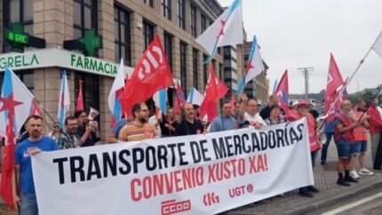 Los sindicatos protestaron en A Coruña pidiendo la renovación del convenio del transporte de mercancías por carretera
