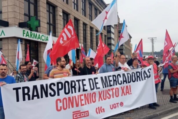 Los sindicatos protestaron en A Coruña pidiendo la renovación del convenio del transporte de mercancías por carretera