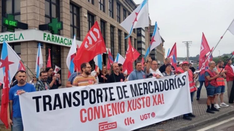 Los sindicatos protestaron en A Coruña pidiendo la renovación del convenio del transporte de mercancías por carretera