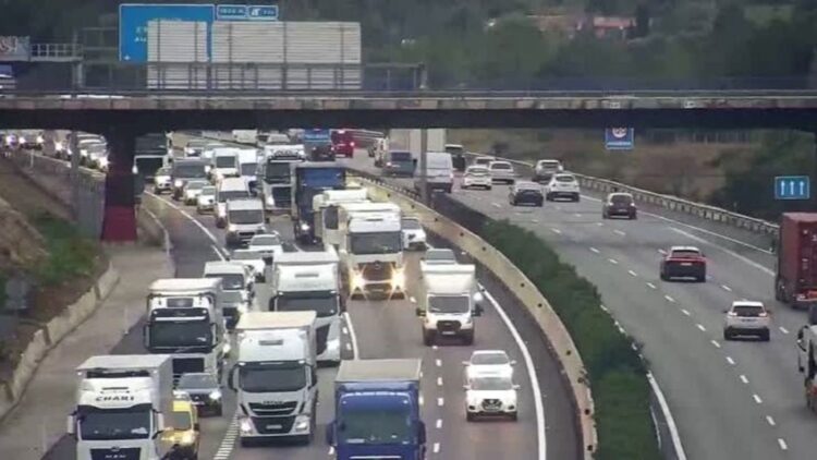 Los transportistas valencianos denuncian el colapso total del by-pass en verano