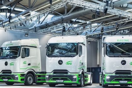 Mercedes-Benz Trucks entrega camiones eléctricos volquete a AVG Köln