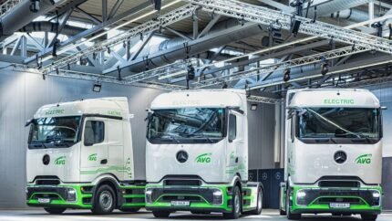Mercedes-Benz Trucks entrega camiones eléctricos volquete a AVG Köln