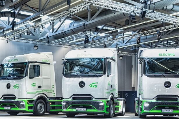 Mercedes-Benz Trucks entrega camiones eléctricos volquete a AVG Köln